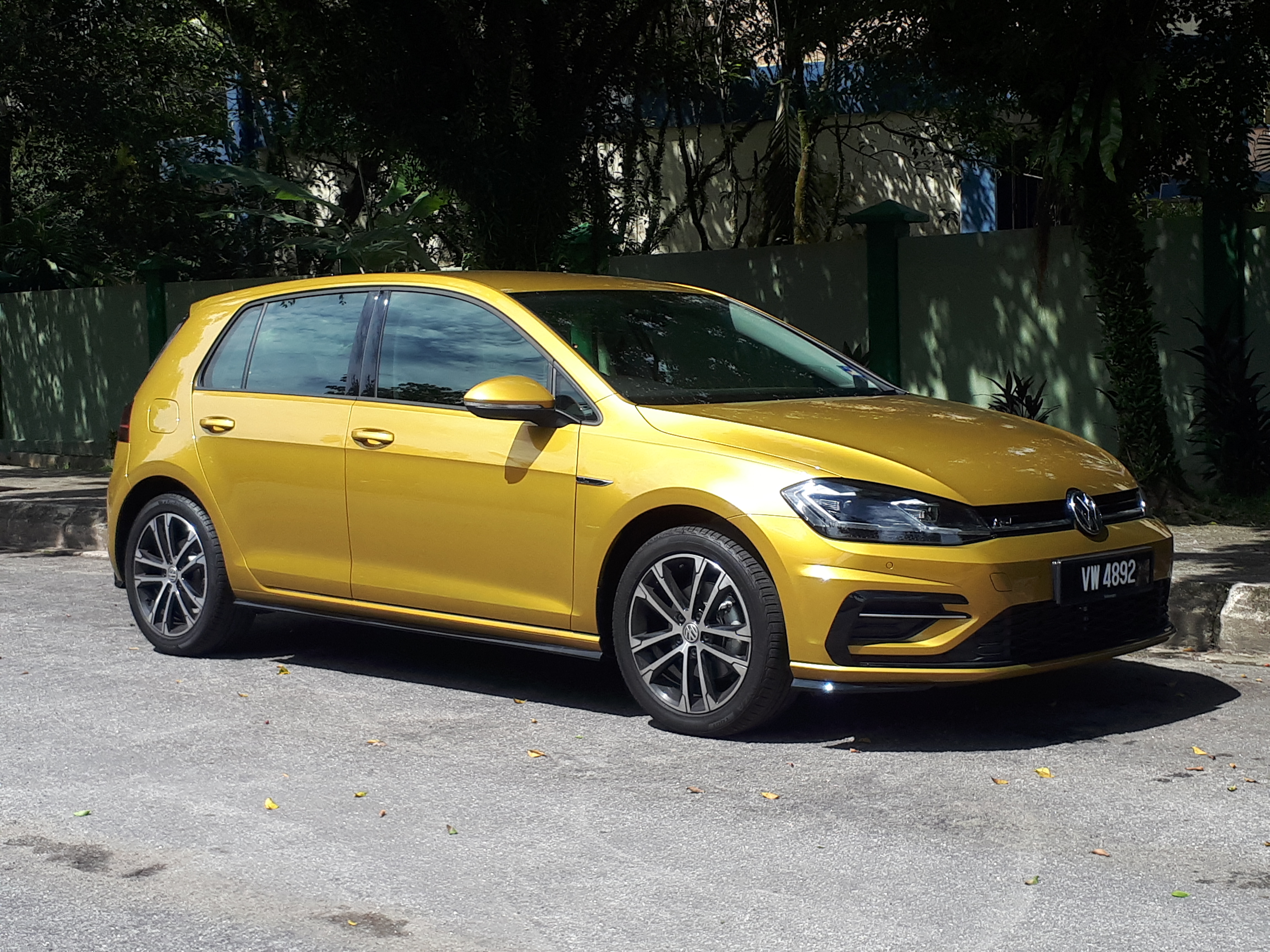 REVIEWED: VW Golf 1.4 TSI R-Line - News and reviews on Malaysian motorcycles and automotive lifestyle