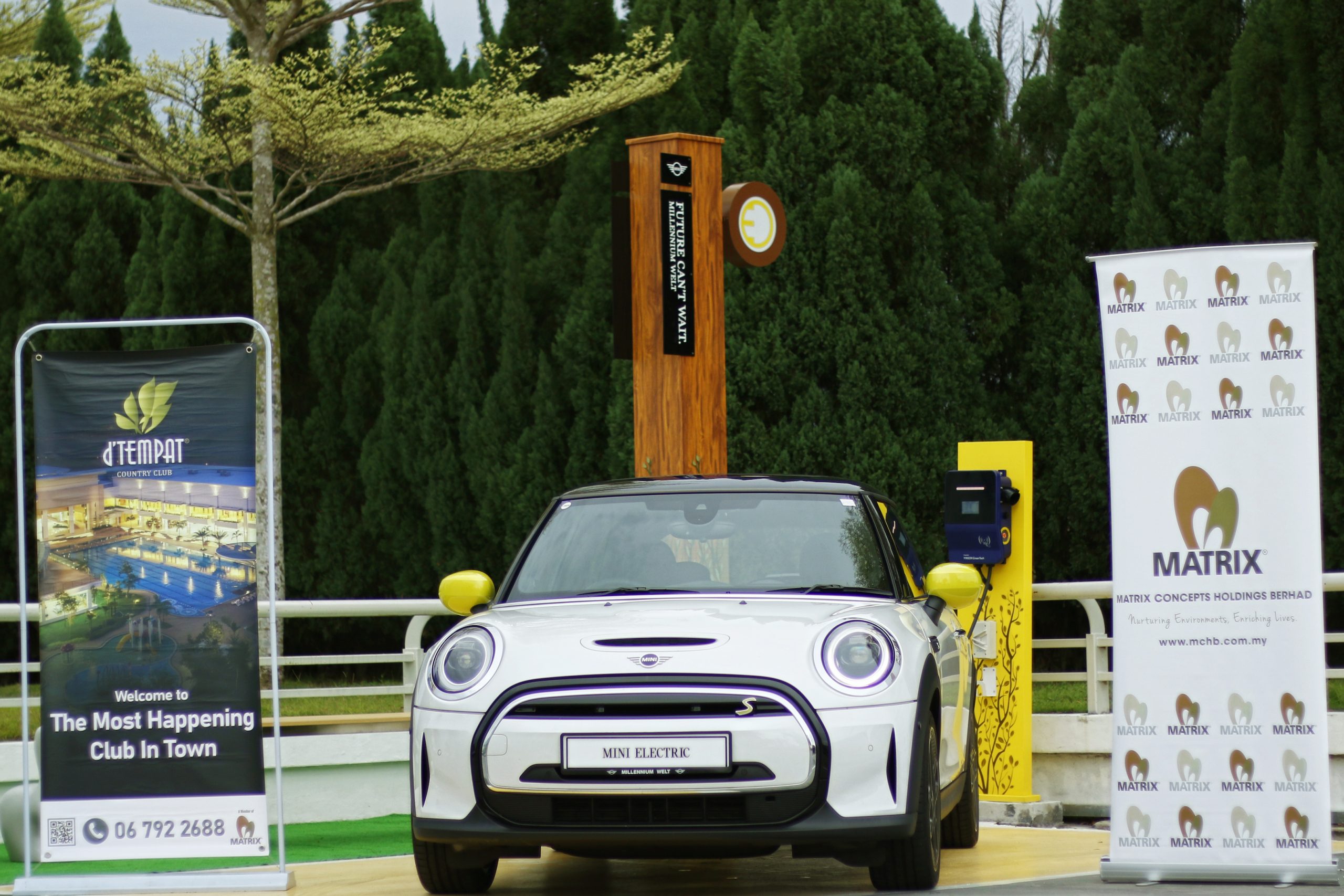 Mini store charging station